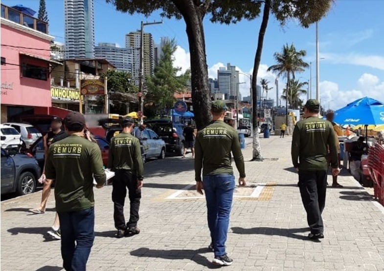 Motociclista é autuado por trafegar no calçadão de Ponta Negra no fim de semana
