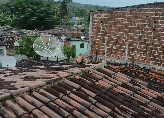 VÍDEO: Suspeito de matar advogada tentou fugir de cueca pelo telhado na Grande Natal 