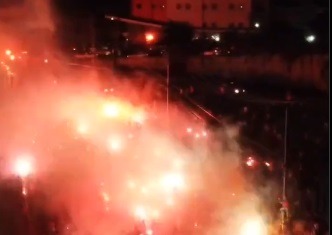 VÍDEO: Torcida do América promove “corredor de fogo” na chegada da equipe na Arena das Dunas; assista