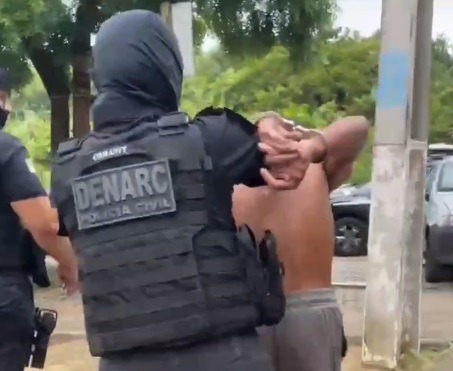 Polícia Civil cumpre cinco mandados de busca e apreensão e prende homem por porte ilegal de arma de fogo na...