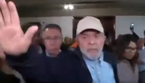 [VÍDEO] Lula faz piada de mau gosto em meio à tragédia no RS: "Estou torcendo para Grêmio e Internacional"