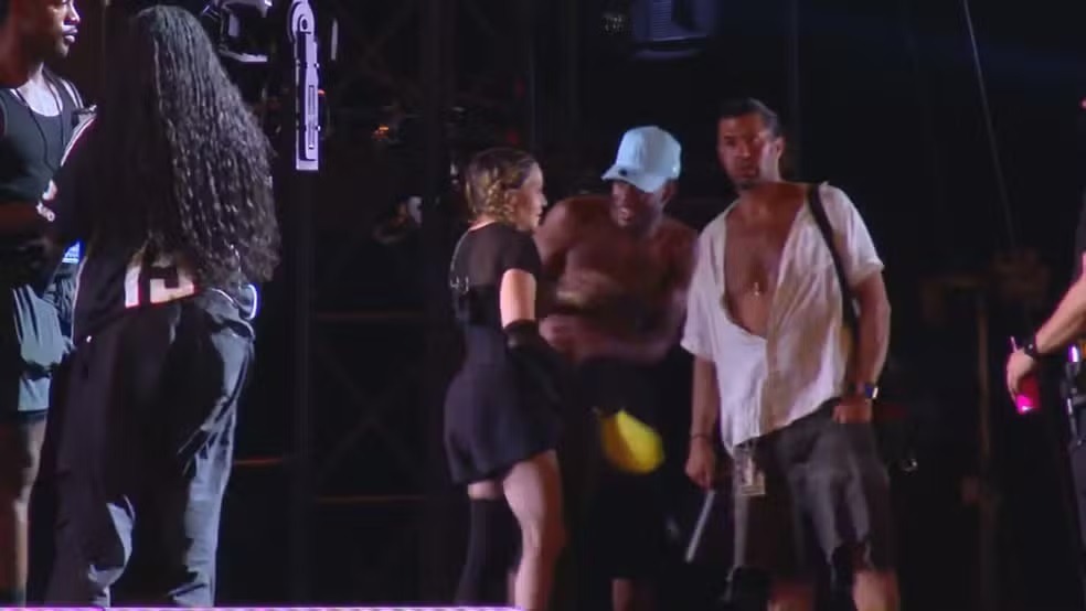 Madonna sobe ao palco de máscara para ensaio em Copacabana