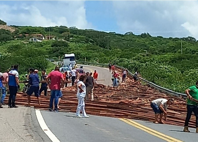 Acidente com carreta carregada com madeira deixa BR-226 parcialmente interditada no RN