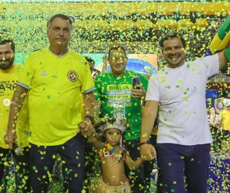 Bolsonaro é socorrido às pressas após ato político em Manaus