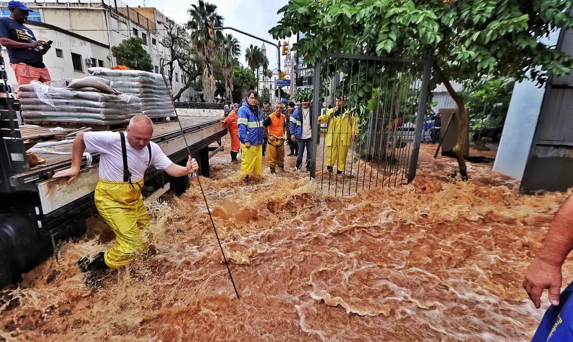 Tragédia no RS: Chuva deixa 1 milhão de imóveis sem água, fecha hospitais e ameaça 12 barragens