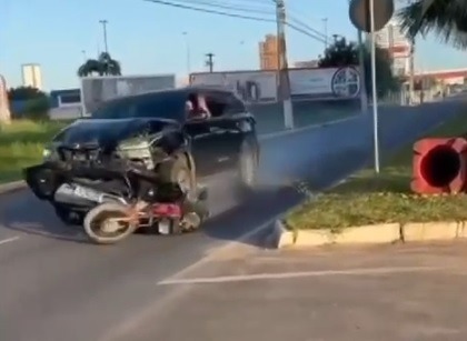 VÍDEO: Motorista bate em carro, arrasta moto de suspeito de assalto e tenta atropelar pessoas em Mossoró