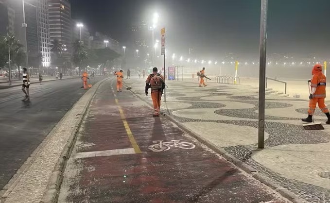 Garis recolhem mais de 280 toneladas de lixo das areias de Copacabana, após o show da Madonna