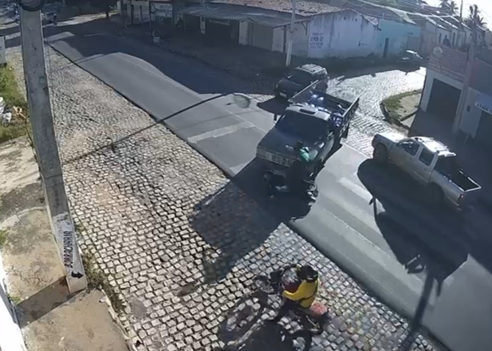 VÍDEO: Caminhonete cruza rodovia e bate em duas motos em Assú