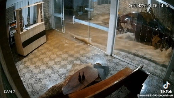 VÍDEO: Água invade e inunda casa em questão de segundos no RS