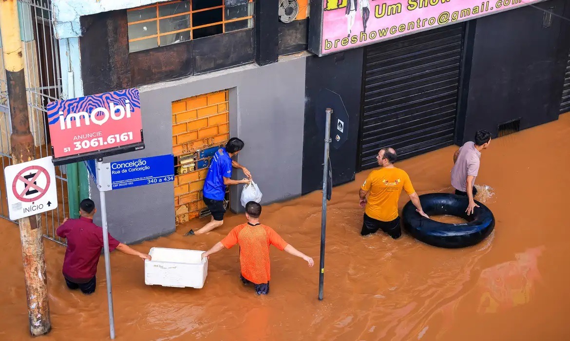 Sobe para 90 o número de mortos após enchentes que atingem o RS