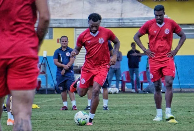 Atacante do América-RN saiu no tapa com Medel, do Vasco