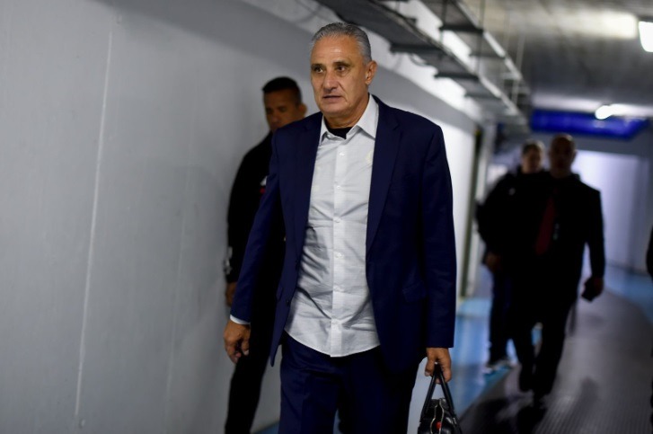 VÍDEO: Torcedores do Flamengo xingam Tite após derrota e arremessam até comida no técnico