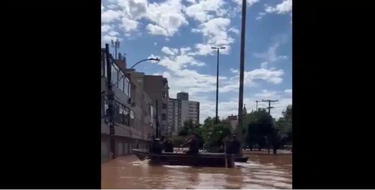 [VÍDEO] de “pedalinho”, voluntário ‘ultrapassa’ embarcação do Exército no RS: “Vou na frente e aviso vocês”