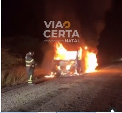 VÍDEO: Duas pessoas morrem em colisão entre moto e ambulância na RN-288