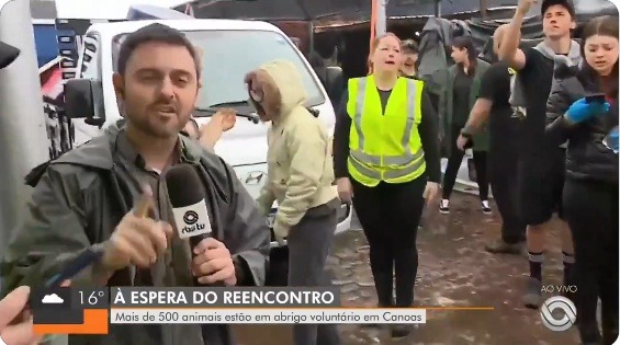 VÍDEO: População começa a gritar Globo lixo dentro de abrigo no RS ao vivo; ASSISTA