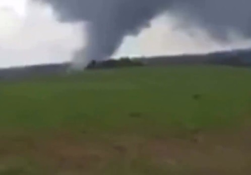 VÍDEO: Em meio a enchentes, tornado atinge município do RS