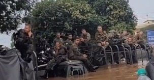 VÍDEO: Oficiais do exército são registrados ilhados em caminhões no RS