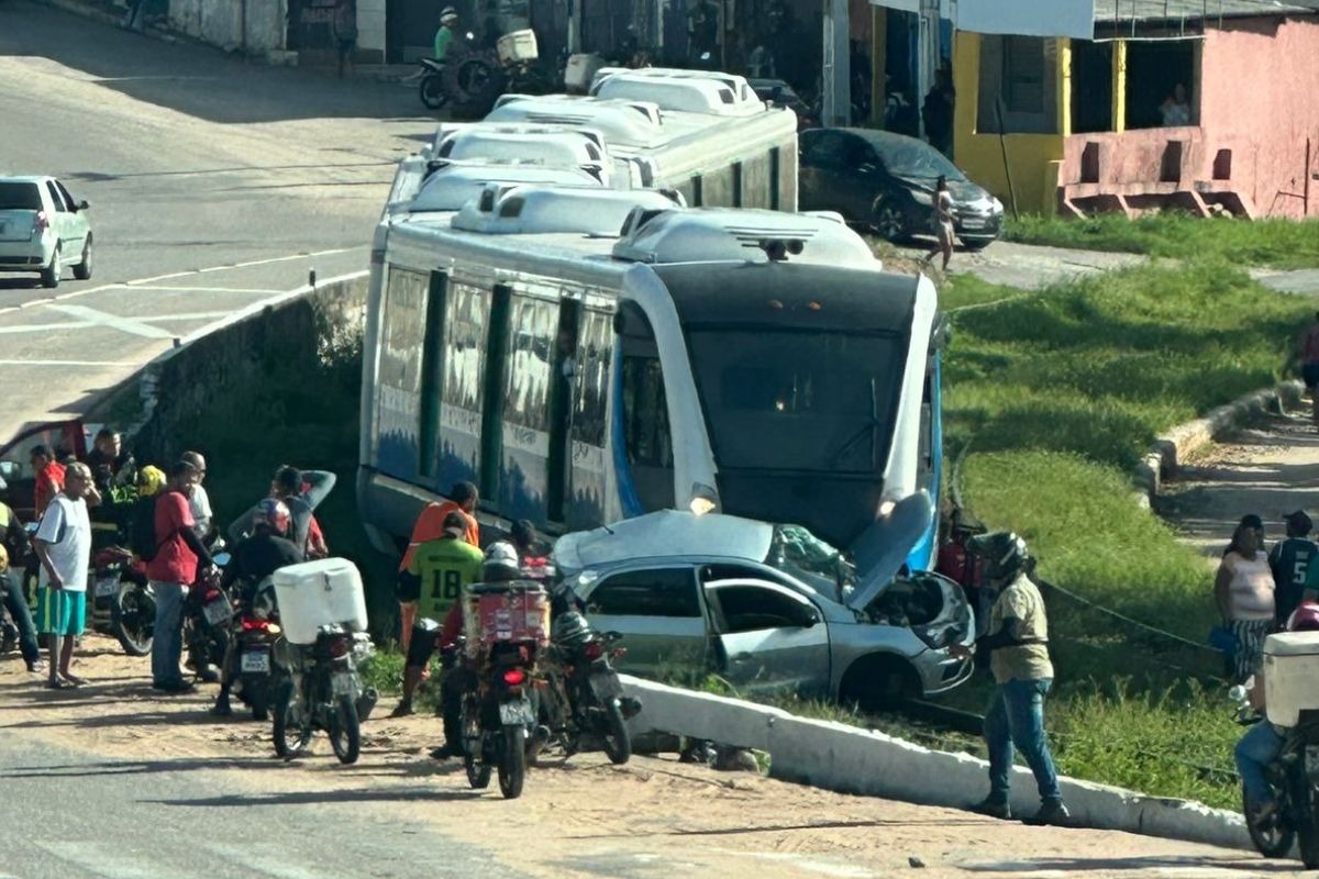 Colisão entre carro e trem deixa vítima presa às ferragens na Zona Leste de Natal