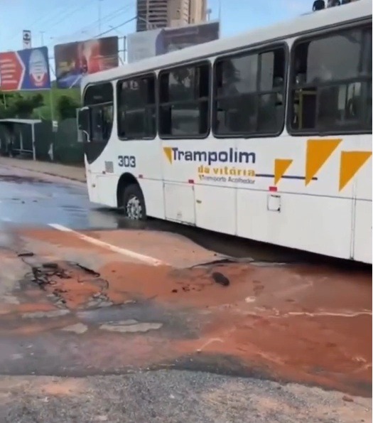 VÍDEO: Asfalto cede na marginal da BR-101, provoca interdição da via e complica trânsito em Natal