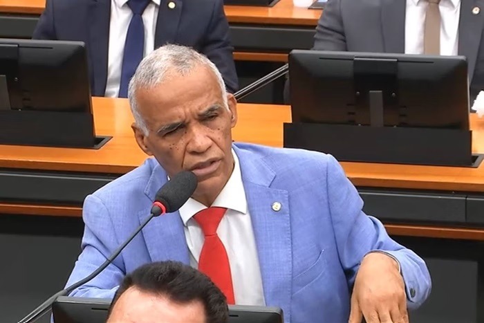 VÍDEO: Deputado federal veste-se de mulher para celebrar o Dia das Mães