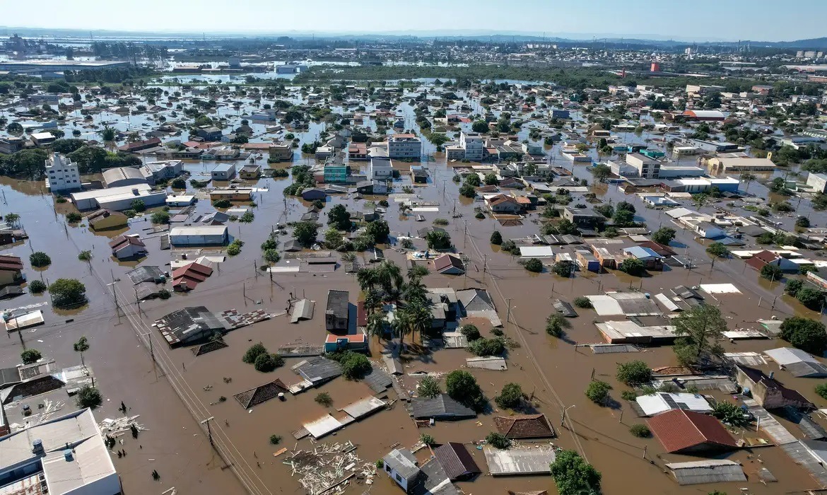 RS: água recua, e vídeos mostram destruição de casas, ruas e bairros; veja