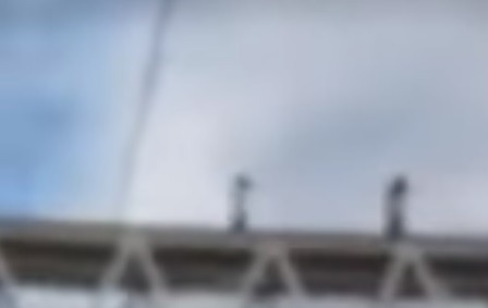 VÍDEO: Adolescentes são flagradas correndo em cima de cobertura de passarela em Parnamirim