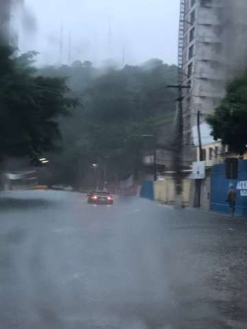 Carro fica ilhado em ‘lagoa’ na zona Leste de Natal; veja imagem