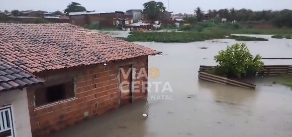 Moradores ficam ilhados em conjunto na zona Norte de Natal; assista 