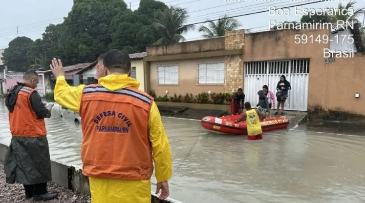 Após chuvas, família ilhada é resgatada em bote por bombeiros na Grande Natal
