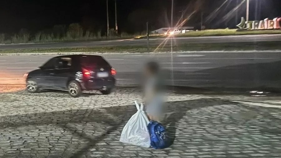 Criança é abandonada por pai e madrasta em estrada; polícia investiga