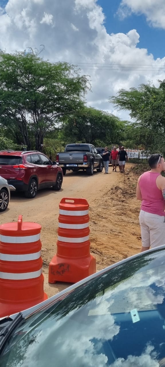 VÍDEO: Desvio particular fecha e motoristas tentam passar na BR-304 em obras