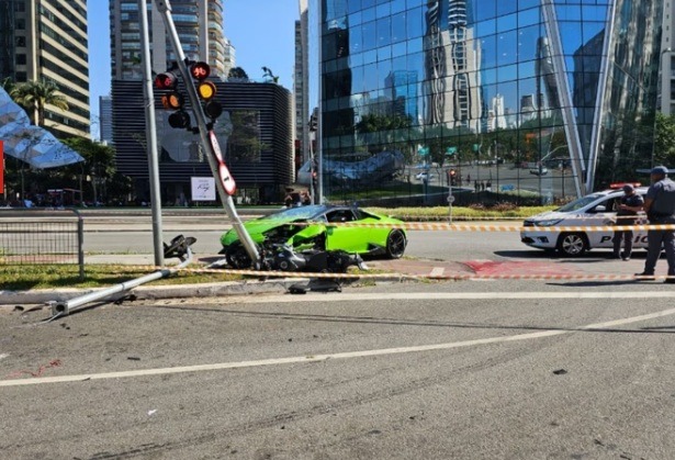 Motorista roubado persegue e bate em moto de ladrão 