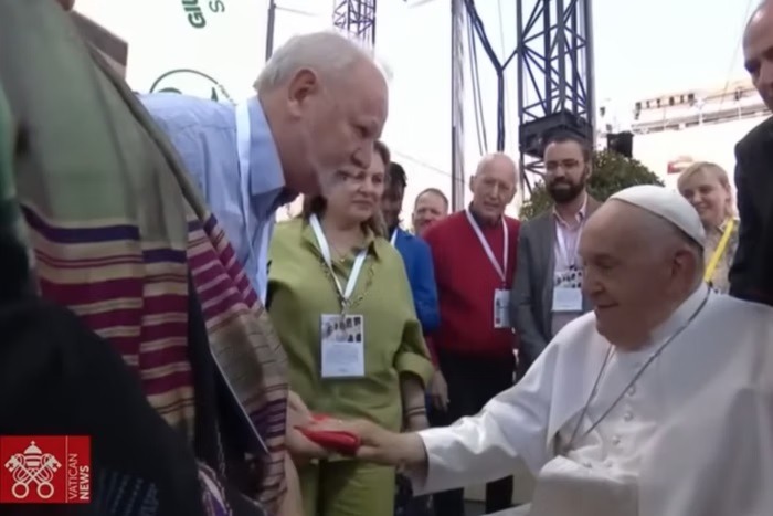 VÍDEO: Na Itália, Papa Francisco abençoa bandeira do MST; assista
