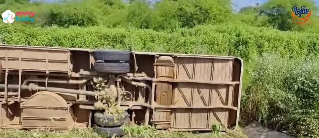 VÍDEO: Ônibus com mais de 20 pessoas desce aterro e tomba na RN 016 em Assú