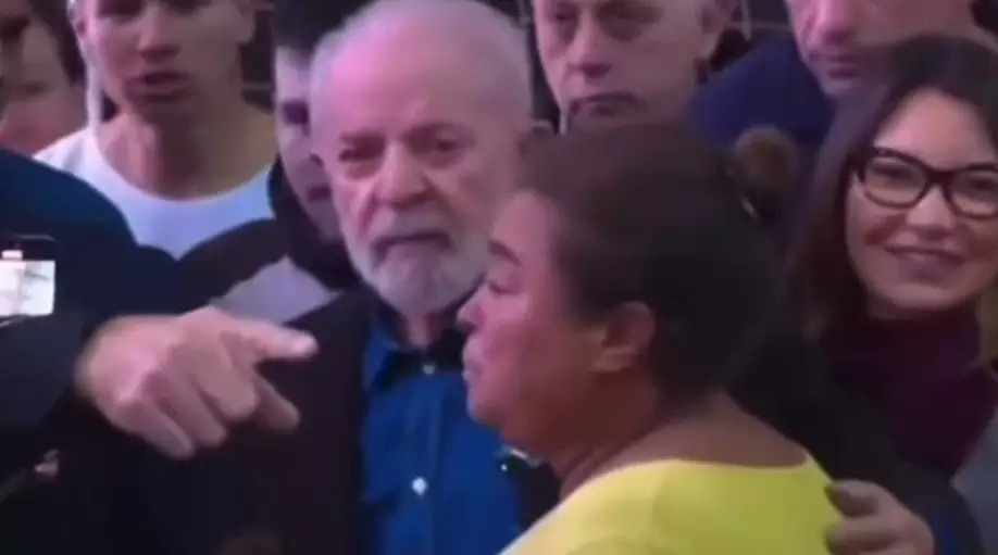 VÍDEO: Fotógrafo de Lula arma cena eleitoreira com desabrigada do RS