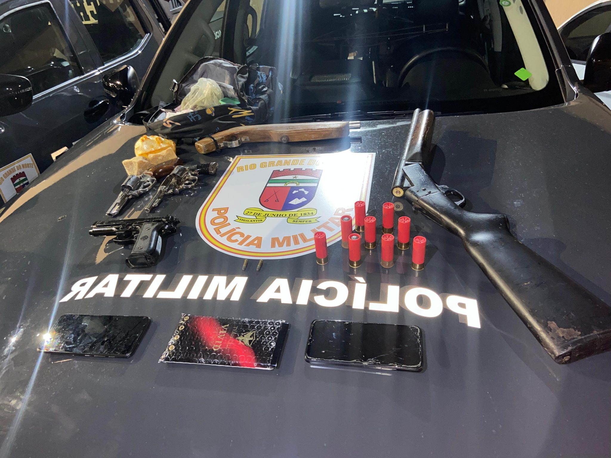 Bandidos atiram contra viatura do BP Choque em Nova Parnamirim e policiais reagem; quatro criminosos morreram