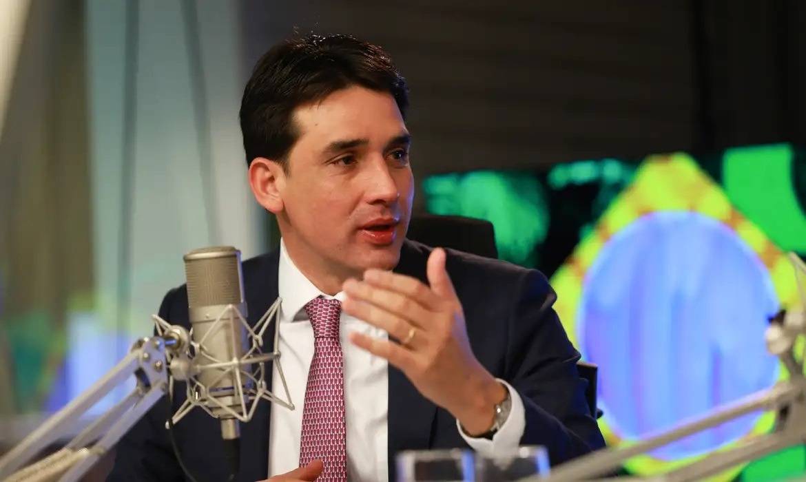 Voa Brasil deve ser lançado em junho, anuncia ministro