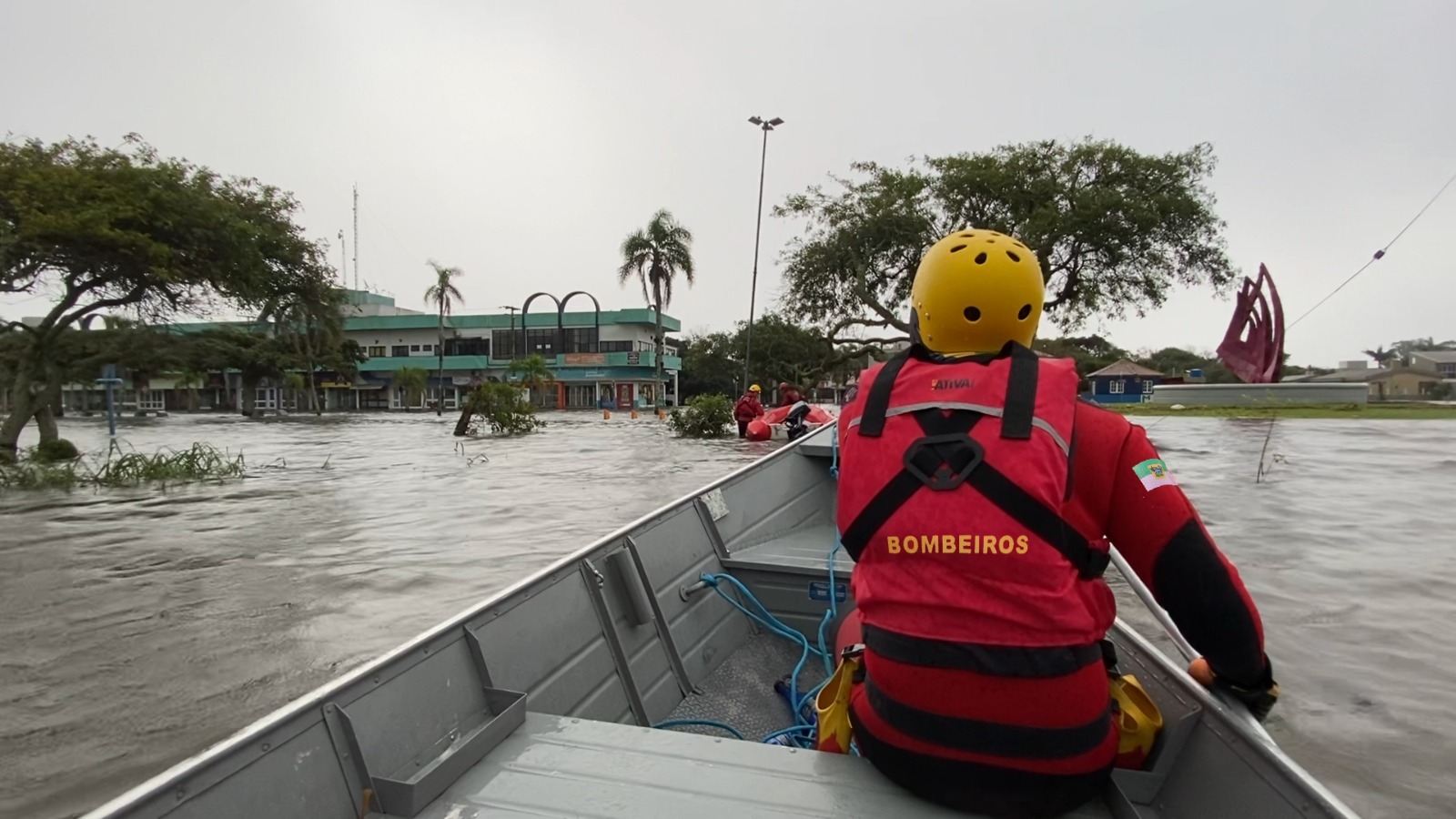 Bombeiros do RN transportam mantimentos e monitoram áreas de risco no RS