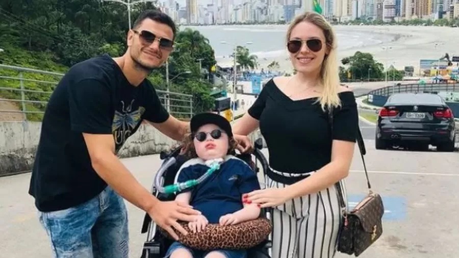 Pais que se apropriaram de dinheiro da campanha para filho são presos