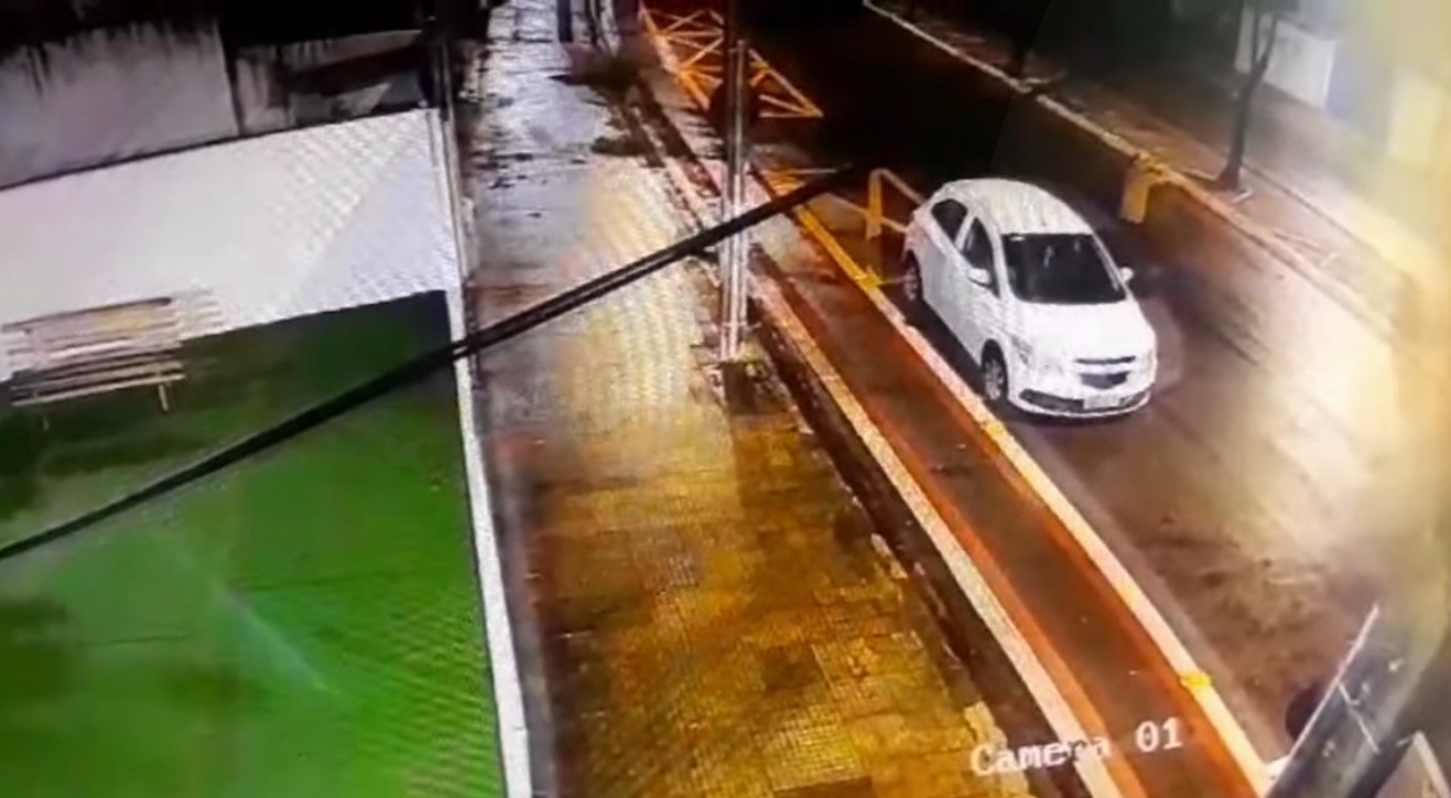 Bandidos em motos assaltam motorista por aplicativo na frente da 96 FM