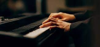 Churrascaria é condenada a pagar couvert artístico a pianista com 16 anos de casa