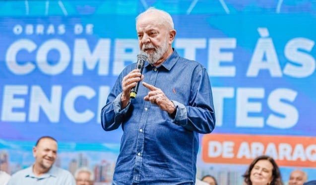 VÍDEO: Lula ouve coro com críticas de estudantes em evento no interior de SP