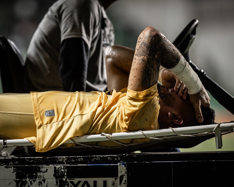 VÍDEO: João Paulo se machuca, adversário marca sem goleiro e revolta Santos; veja