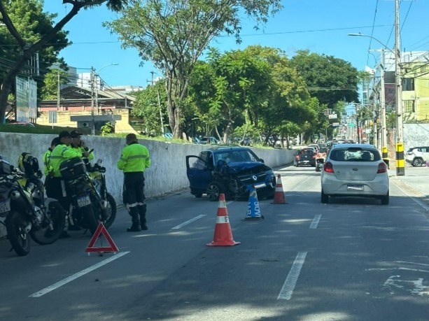 Motorista bate carro em poste e mureta na avenida Salgado Filho