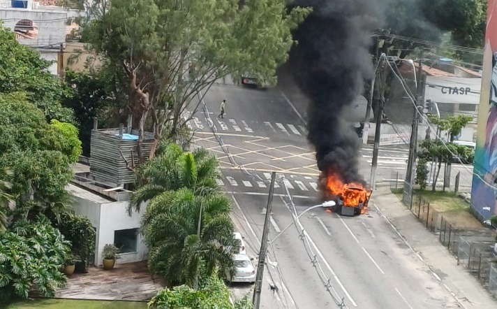 VÍDEO: Carro pega fogo no cruzamento das avenidas Romualdo Galvão e Miguel Castro
