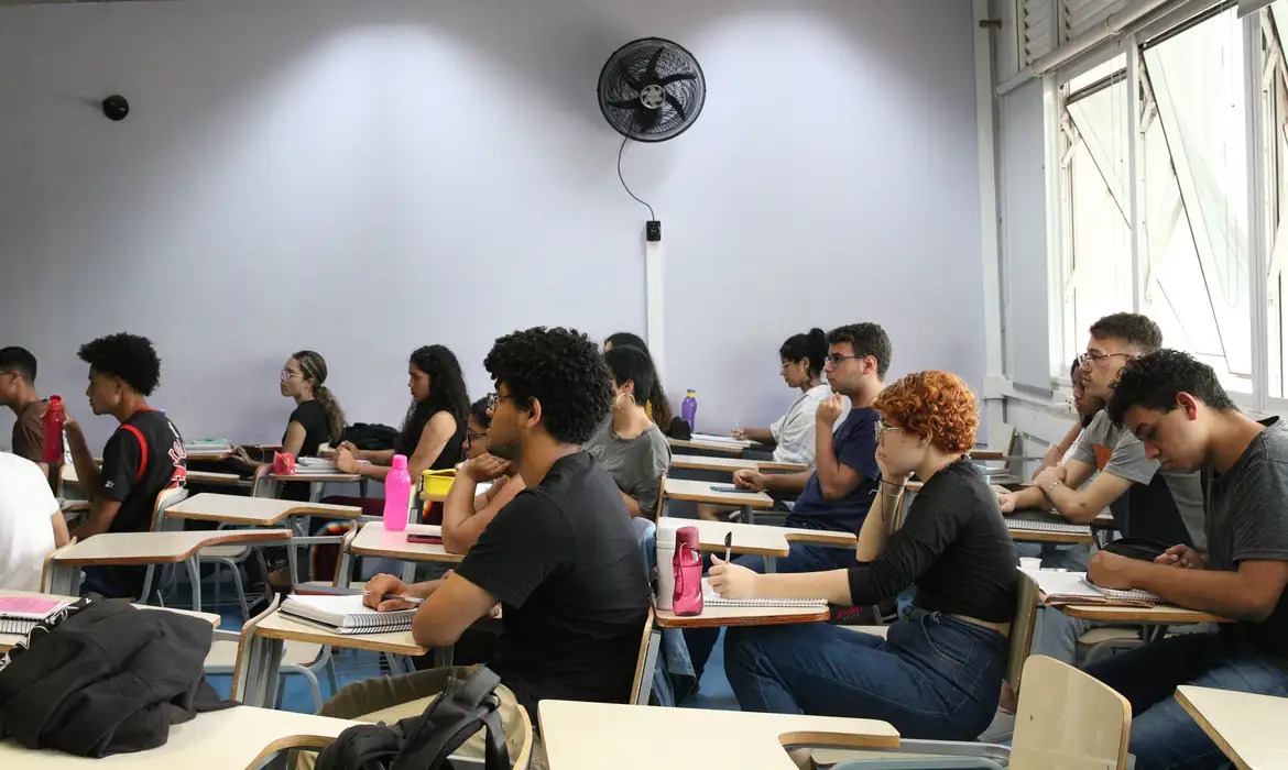 Concursos oferecem 33,7 mil vagas com salários de até R$ 39 mil