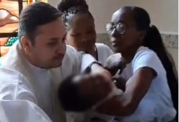 [VÍDEO] Padre causa revolta após dar puxão em bebê em batizado: “Acabou com nosso dia”