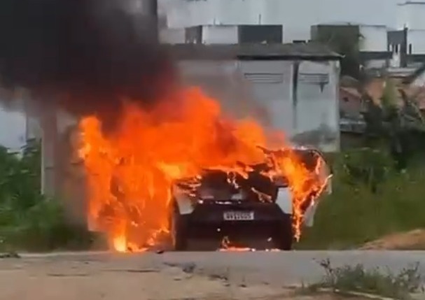 VÍDEO: Carro de motorista por app pega fogo na Zona Sul de Natal; assista