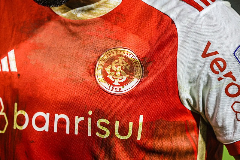 Inter joga com uniforme sujo de lama em homenagem às vítimas do RS