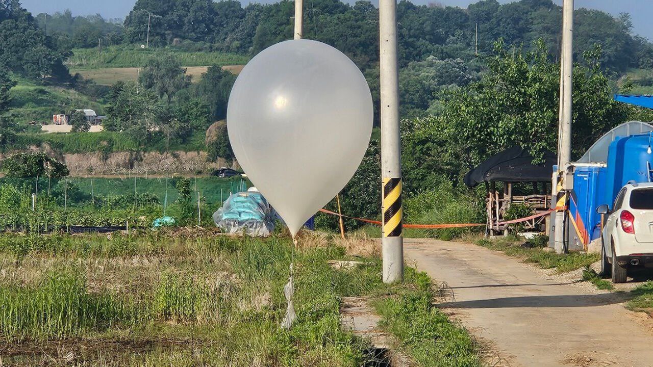 VÍDEO: Coreia do Norte envia centenas de balões com lixo e fezes para a Coreia do Sul